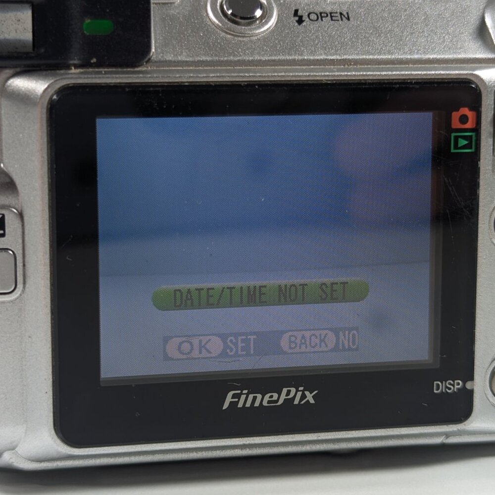 Fujifilm Finepix E Series E500 4.1MP Digital Camera Silver Case WORKS - Picture 2 of 12